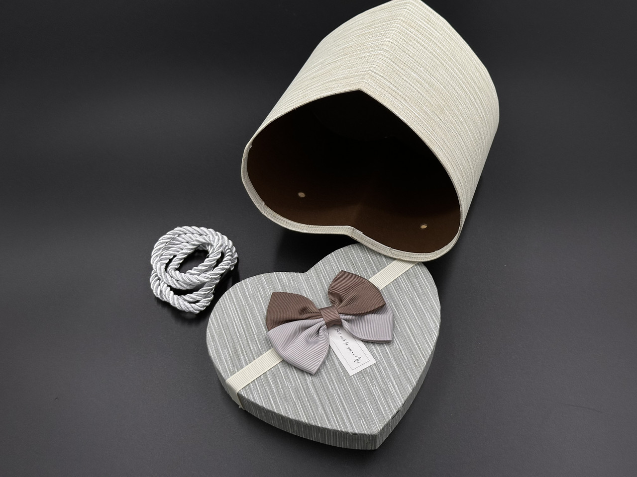 Коробка подарункова з ручками і бантиком. Серце. Колір сірий. 15х12х12см.