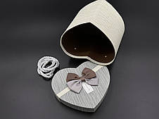 Коробка подарункова з ручками і бантиком. Серце. Колір сірий. 15х12х12см.