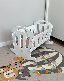 Іграшкова дерев'яна біла кроватка-качалка для ляльок.