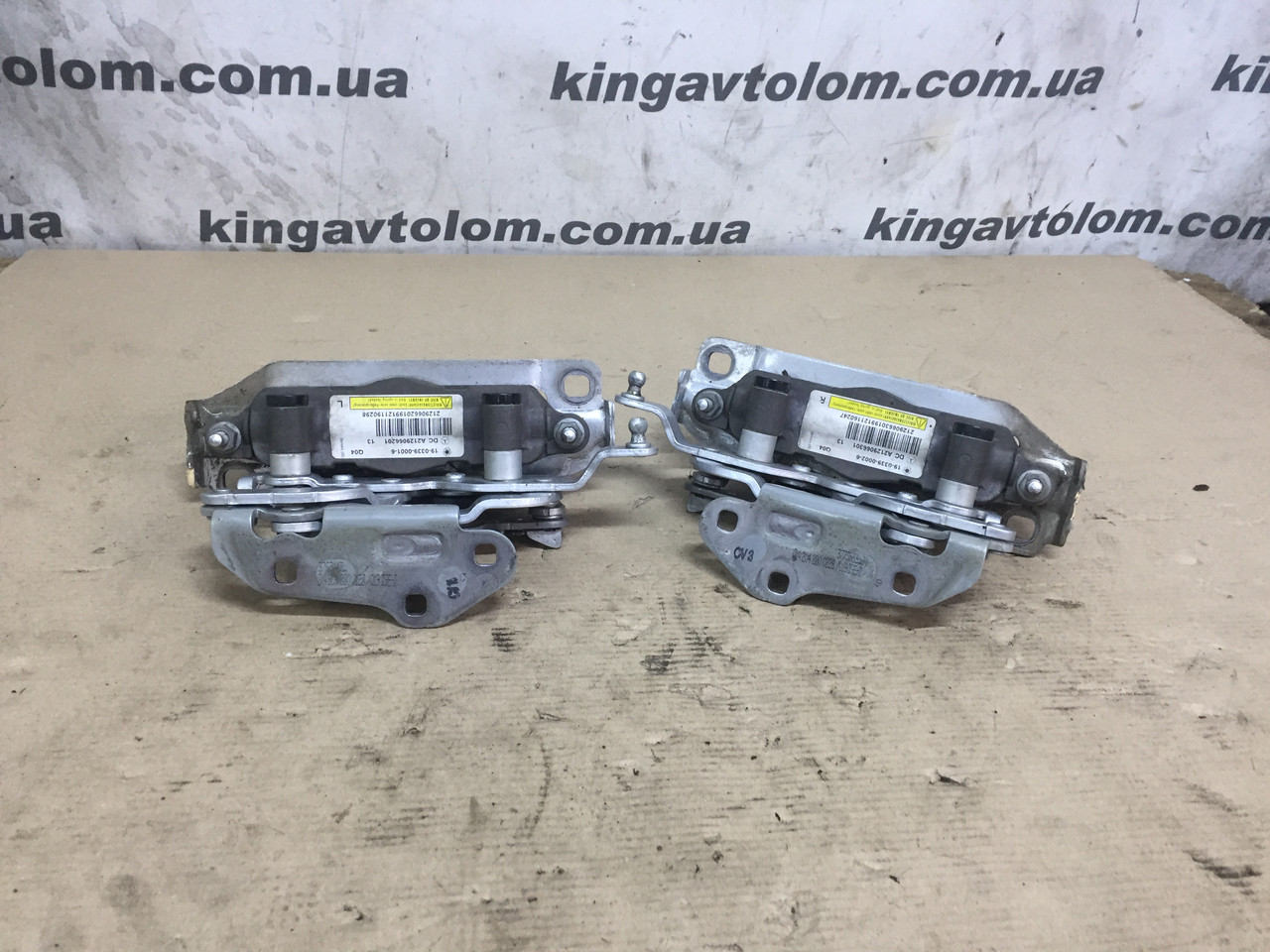 Петля капота ліва з піропатроном Mercedes W212 E-class A2129066201