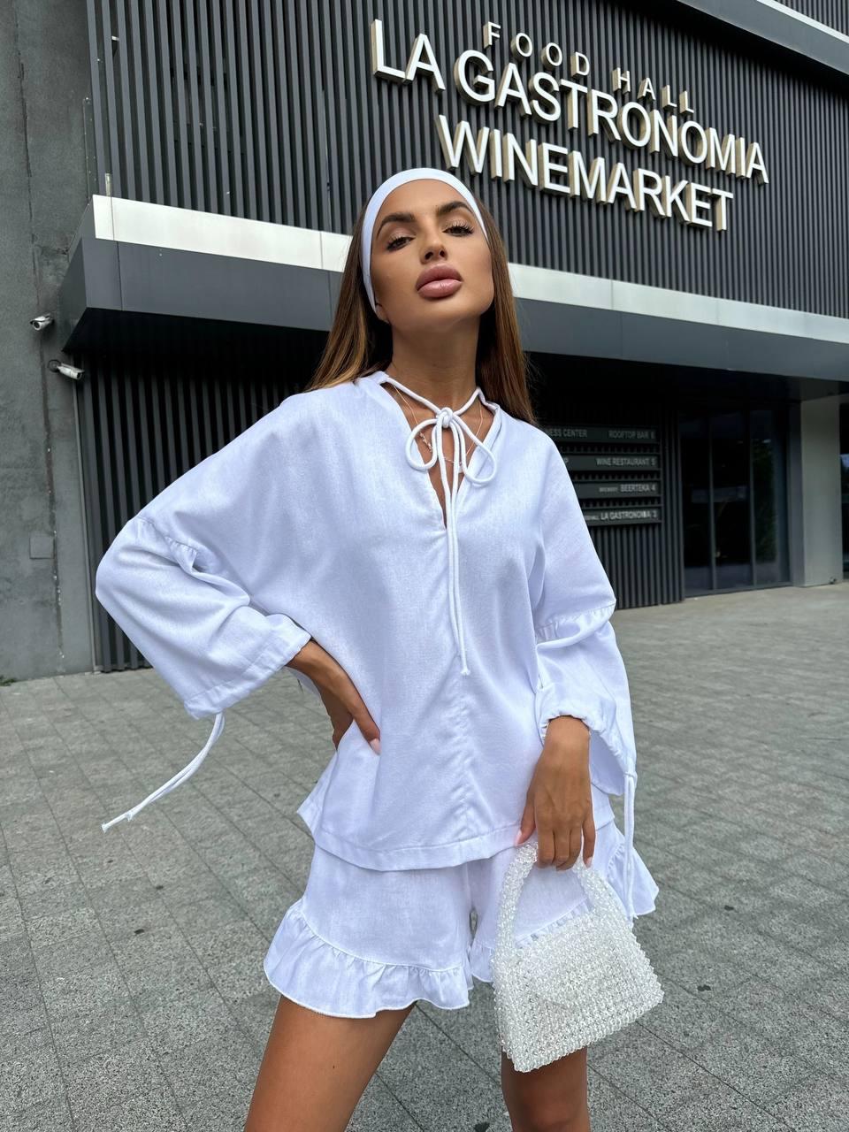 Білий лляний костюм-двійка: сорочка на зав'язках з довгими рукавами та шорти вільного крою, фото 1