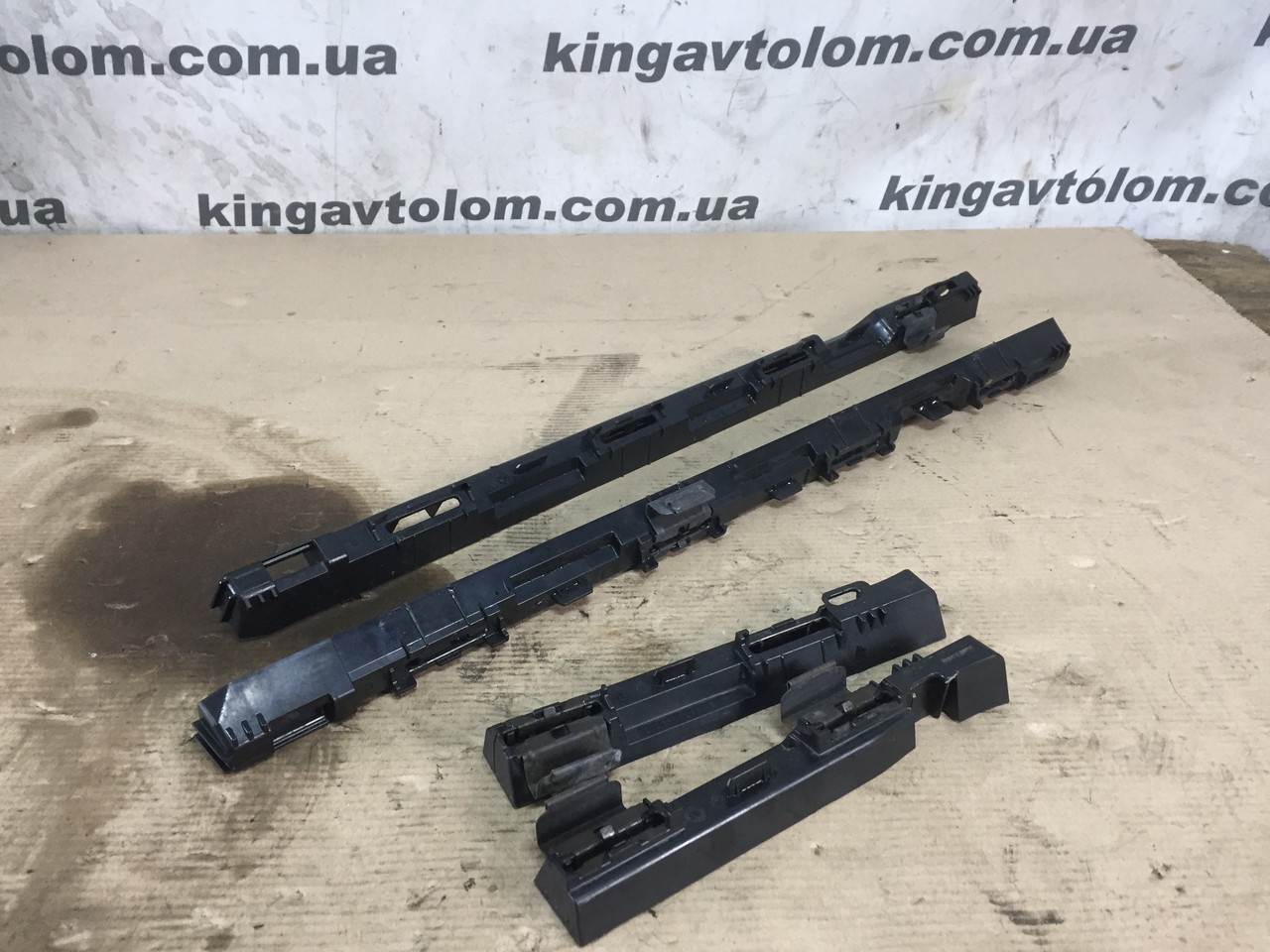 Кроншейн накладки порога зовнішньої Mercedes W212 E-class 2126800156