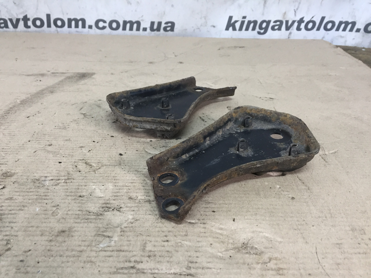 Кроншейн задньої балки правий Mercedes W212 E-class A2043520246
