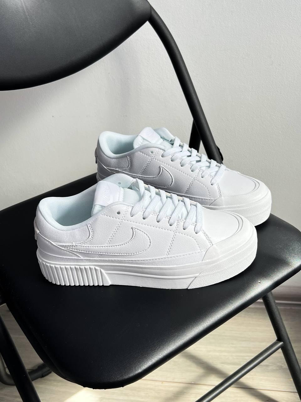 Жіночі кросівки Nike Wmns Court Legacy Lift Triple White Взуття Найк Корт Легасі білі на платформі шкіряні демісезон