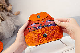 Футляр для окулярів шкіряний помаранчевий з орнаментом Карпати | очешник шкіра
