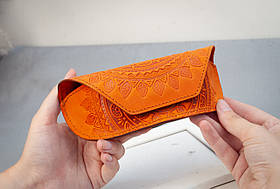 Футляр для окулярів шкіряний помаранчевий з орнаментом Сонечко | очешник шкіра