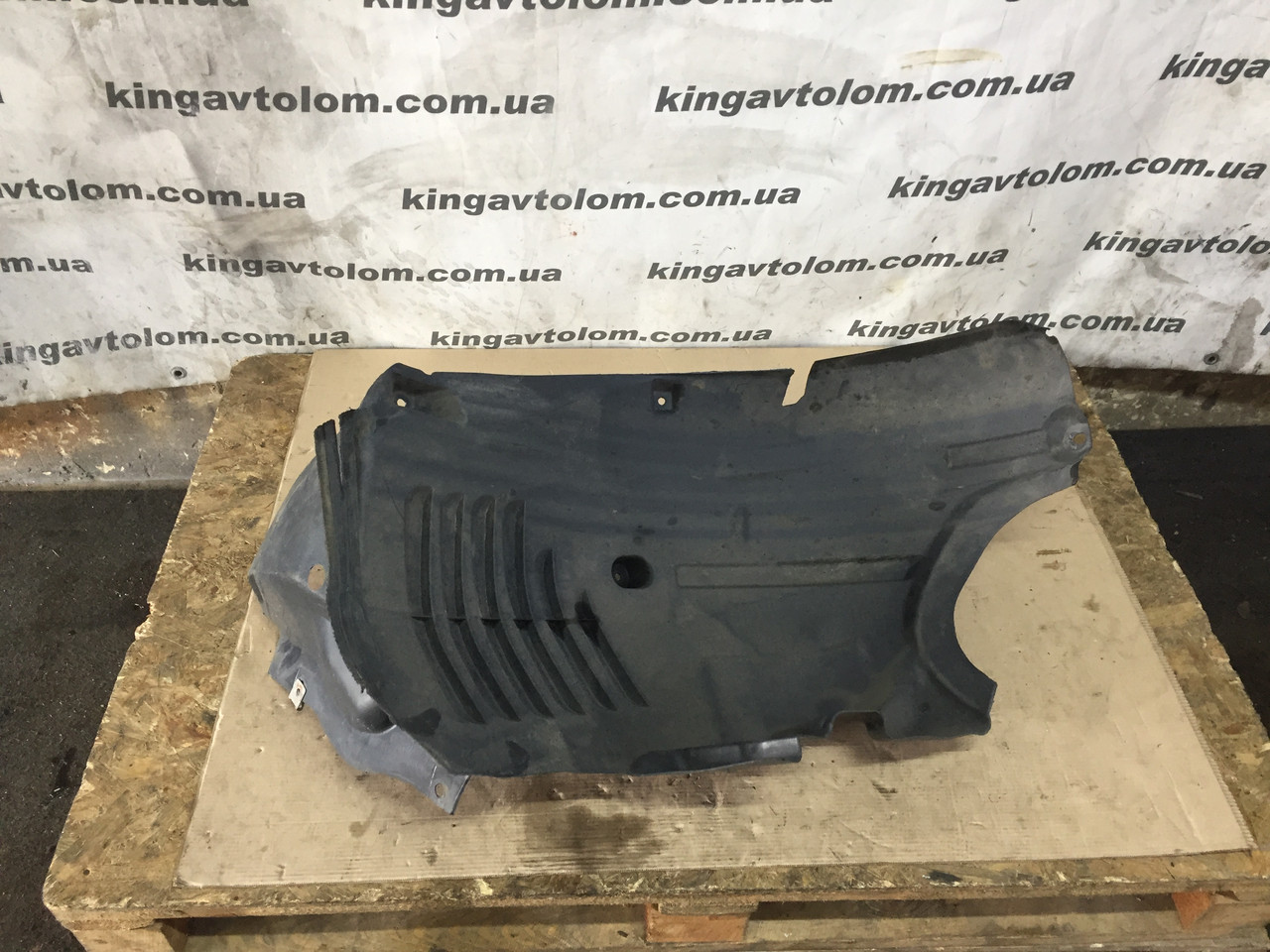 Підкрилок передній Mercedes W212 E-class A2126904330
