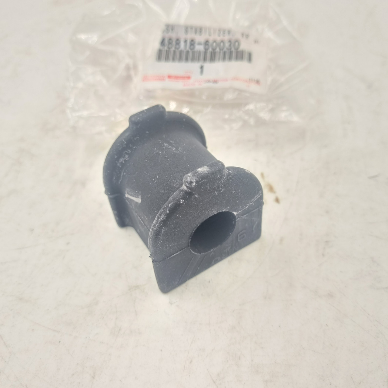 Оригінальна втулка заднього стабілізатора 48818-60030 19мм Ланд Крузер Прадо