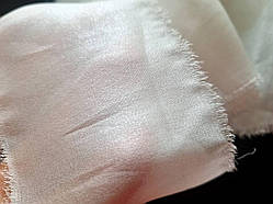 Найтонша стрічка із Шифону (натуральний шовк) з напиленням, колір — білий. Ширина 2 см. Ціна вказана за 1.3 м