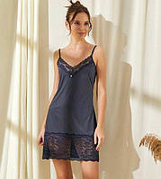 Нічна сорочка з мереживом на бретельках Caroline темно-синя