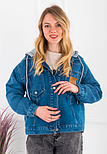 Стильна модна коротка синя джинсова куртка на ґудзиках чудової якості з капюшоном, фото 3