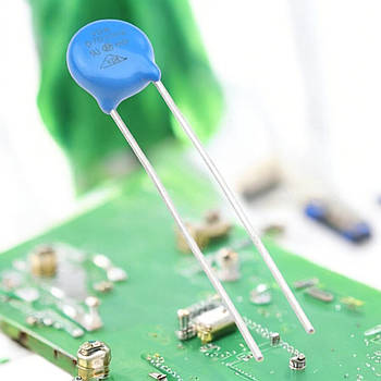 Варістор 7D471K