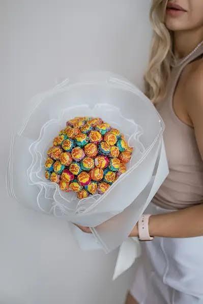 Букет з цукерок Чупа Чупс Chupa Chups (65 шт.) в руку подарунок білий