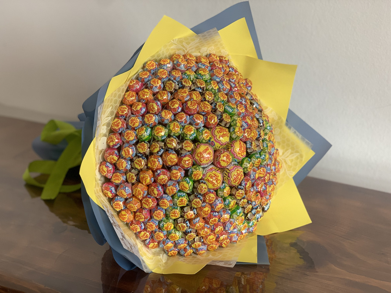 Букет з цукерок Чупа Чупс Chupa Chups, в руку блакитний, фото 1