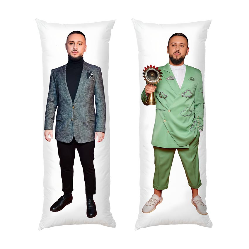 Дакімакура подушка-обіймашка «Монатік. Monatik with an award. Popular singer»