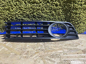 Решітка бампера права з отвором під туманку Audi A4 B6 00-04 решітка права ауді а4 б6