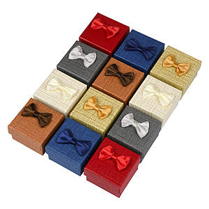 Коробочка квадратна картонна з бантом і візерунками під кільце розмір 50Х50Х35 мм 24 штуки в пакованні