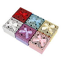 Коробочка квадратна картонна з подушкою сердечка з бантом під прикраси розмір 9/9/6 см 6 штук мікс кольорів