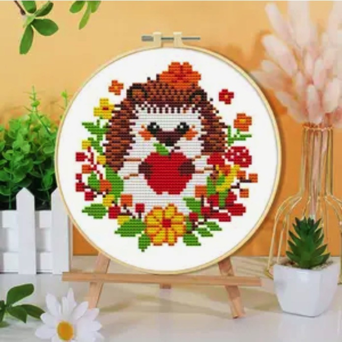 Набір для вишивання хрестиком на нанесеним схемі "Маленький їжачок з яблуком" з ОБРУЧОМ, 11СT, 24*24 см, фото 1