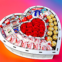 Подарунковий новорічний бокс із солодощами та трояндами для дівчини на Новий рік, смачні солодкі бокси для дівчат на Різдво