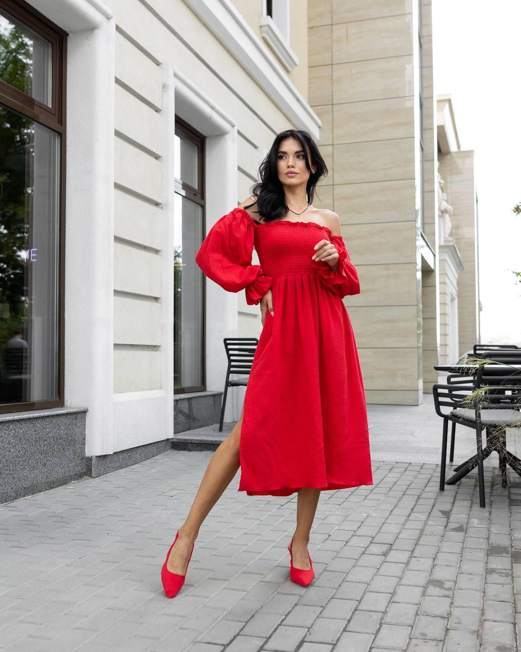 Жіноча червона літня сукня міді з відкритими плечима та розрізом, фото 1