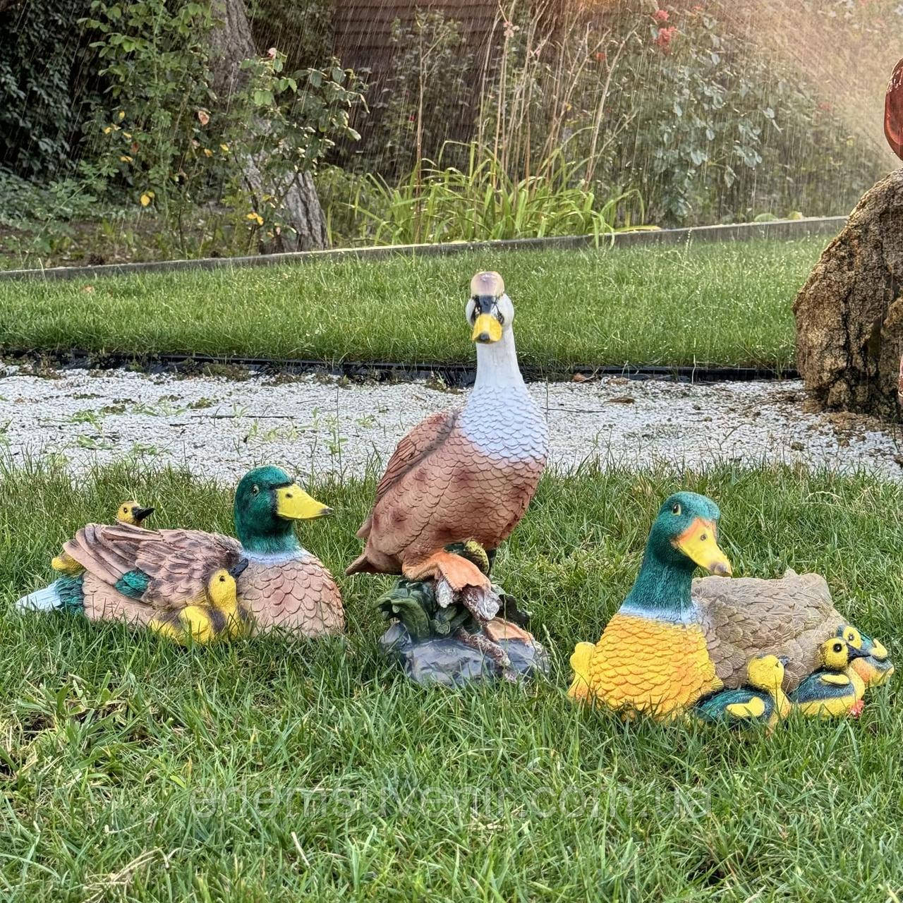 Комплект садових фігур качка на камені (34х15х24 см), качка з каченятами (16х17х30 см) та Качка з каченятами (17х28х18 см), садові