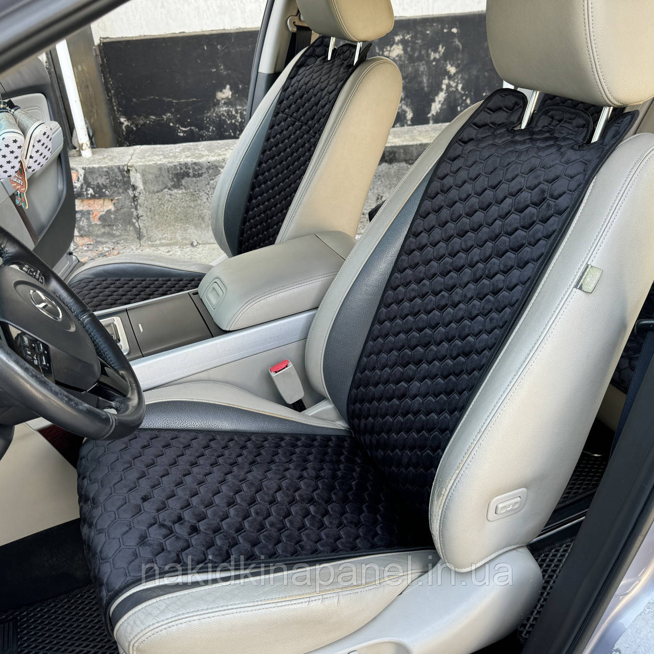 Накидка на переднє сидіння автомобіля з алькантари Lux Великі чорні стільники Стандарт 1 передня, фото 1