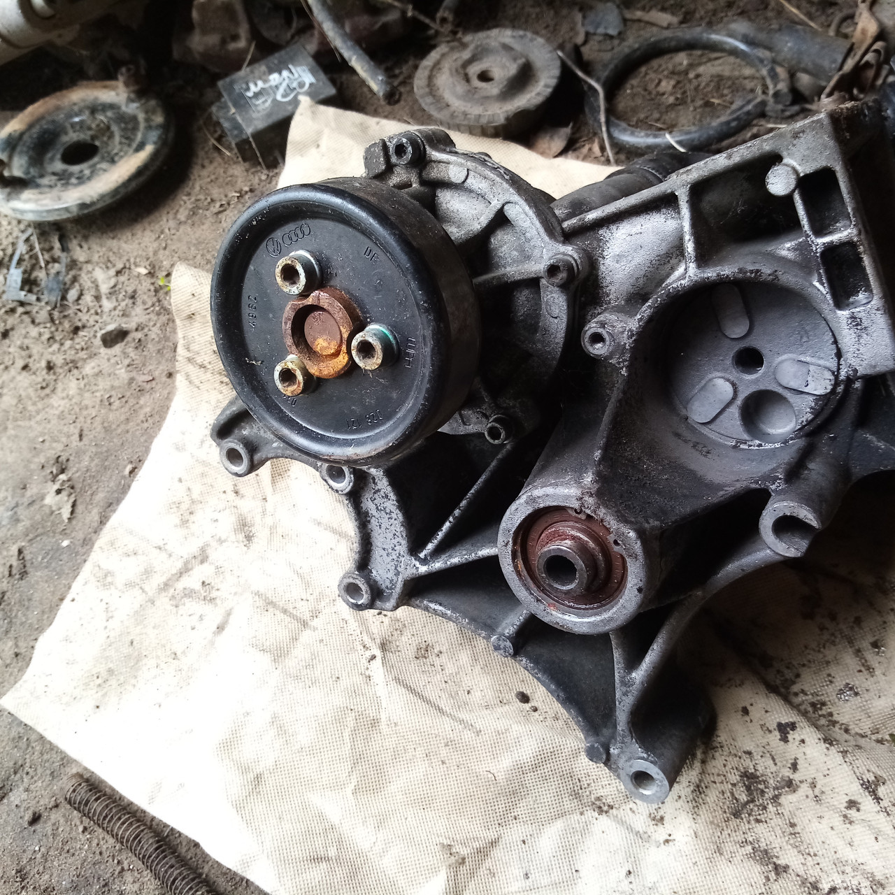 Кронштейн крепления генератора водянои поспи насоса гур VW Sharan 1.9 ...