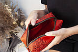 Велика шкіряна косметичка жіноча Червона з тисненням Квітучий Сад, фото 3
