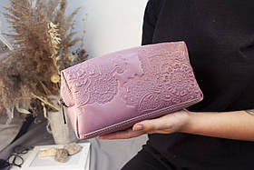 Велика шкіряна косметичка жіноча кольору Чайної рози з тисненням Квітучий Сад