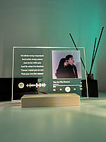 Скляний постер з дерев'яною підставкою та теплою білою підсвіткою. Дизайн Spotify А5