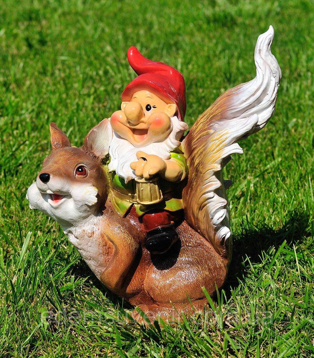 Садова фігура Гном на білці (38х18х32 см), садові вуличні гноми, садово-паркові фігури, фото 1