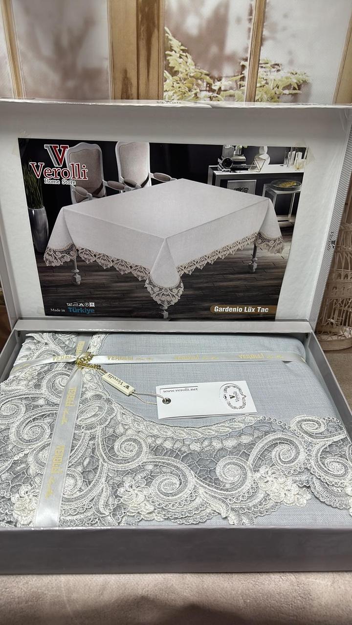Скатертина з мереживом в подарунковій коробці 160 на 220 см Verolli Gardenio Diamond сіра 02