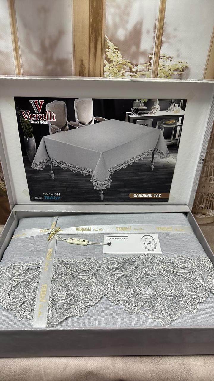 Скатертина з мереживом в подарунковій коробці 160 на 220 см Verolli Gardenio Diamond сіра 04