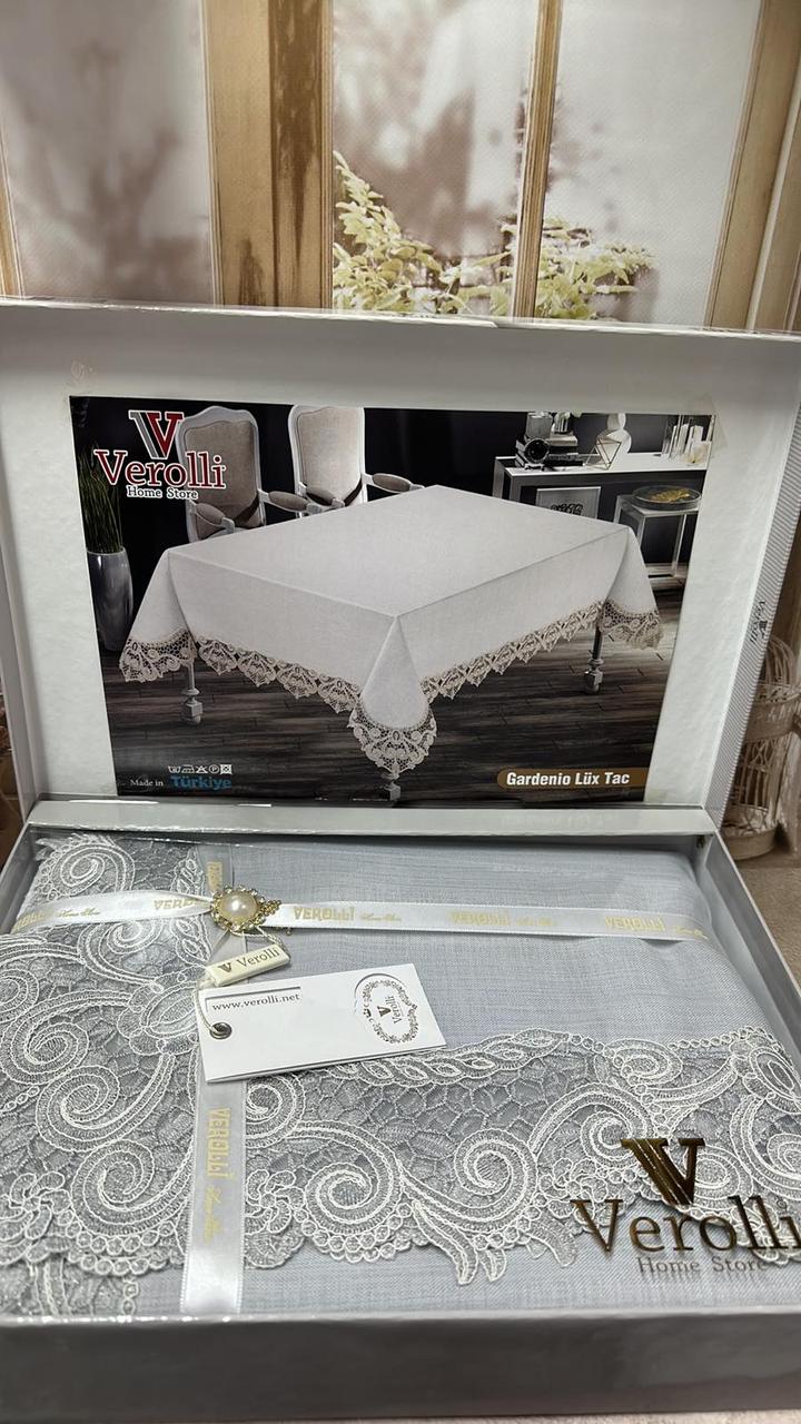 Скатертина з мереживом в подарунковій коробці 160 на 220 см Verolli Gardenio Diamond сіра 04