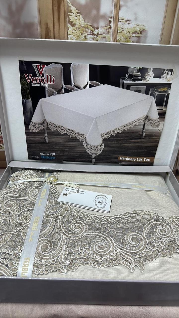 Скатертина з мереживом в подарунковій коробці 160 на 220 см Verolli Gardenio Diamond бежева 04