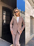 Елегантний і стильний кавовий жіночий костюм із костюмної тканини: піджак і штани, фото 4