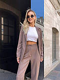 Елегантний і стильний кавовий жіночий костюм із костюмної тканини: піджак і штани, фото 5