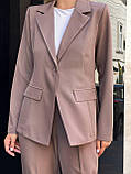 Елегантний і стильний кавовий жіночий костюм із костюмної тканини: піджак і штани, фото 6