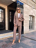 Елегантний і стильний кавовий жіночий костюм із костюмної тканини: піджак і штани, фото 2