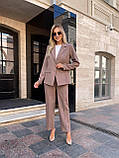 Елегантний і стильний кавовий жіночий костюм із костюмної тканини: піджак і штани, фото 3