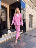 Елегантний і стильний рожевий жіночий костюм із костюмної тканини: піджак і штани, фото 4