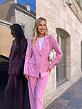 Елегантний і стильний рожевий жіночий костюм із костюмної тканини: піджак і штани, фото 5