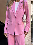 Елегантний і стильний рожевий жіночий костюм із костюмної тканини: піджак і штани, фото 7