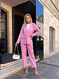Елегантний і стильний рожевий жіночий костюм із костюмної тканини: піджак і штани, фото 2