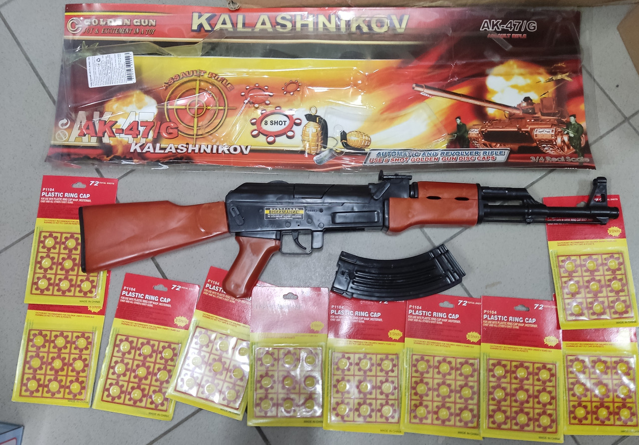 Игрушка Автомат Калашникова на пистон АК47 на планшете 246 в комплекті 10 пачок пістонів