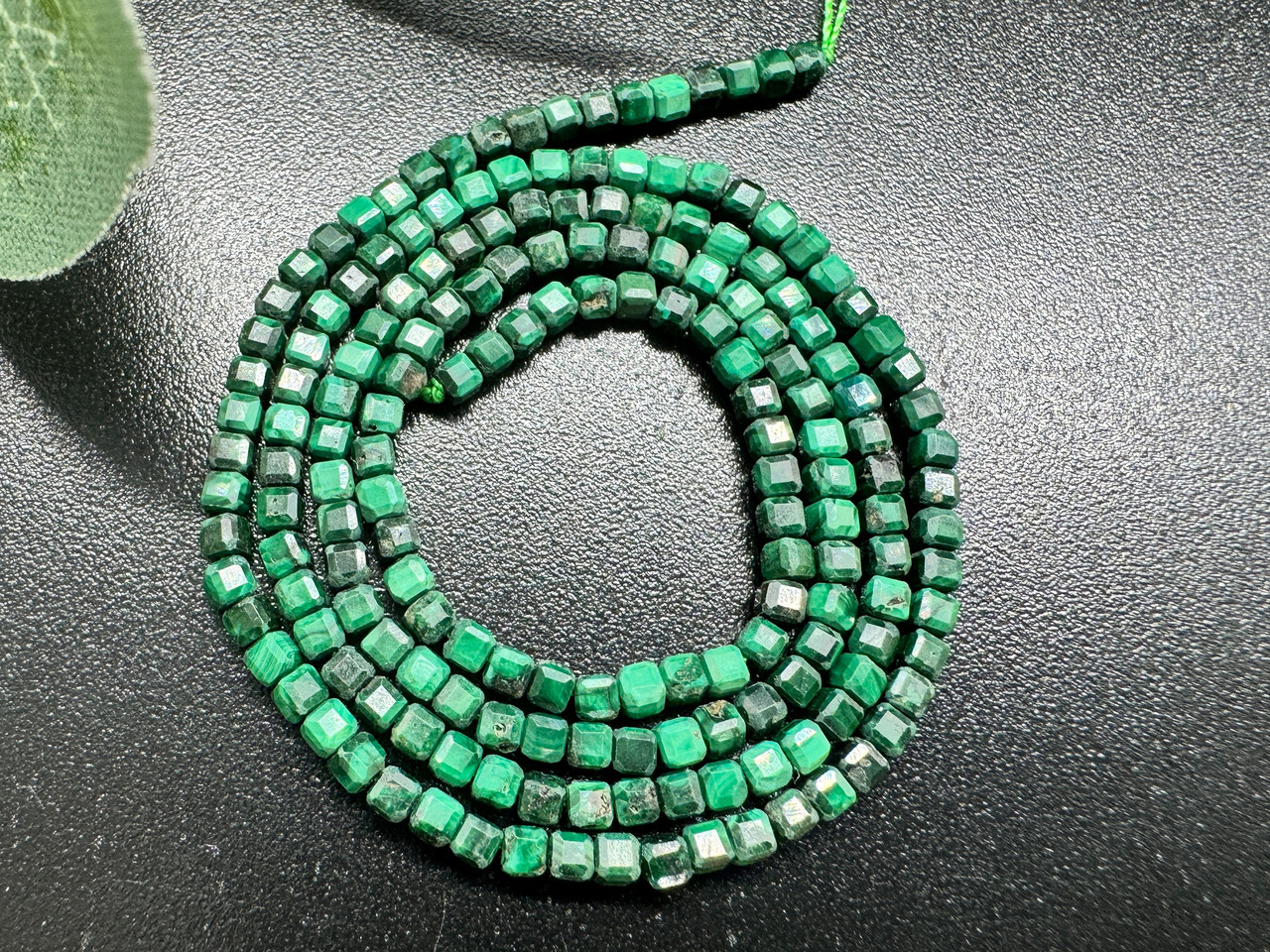 Малахіт кубик гранований 2 мм, низка, фото 1