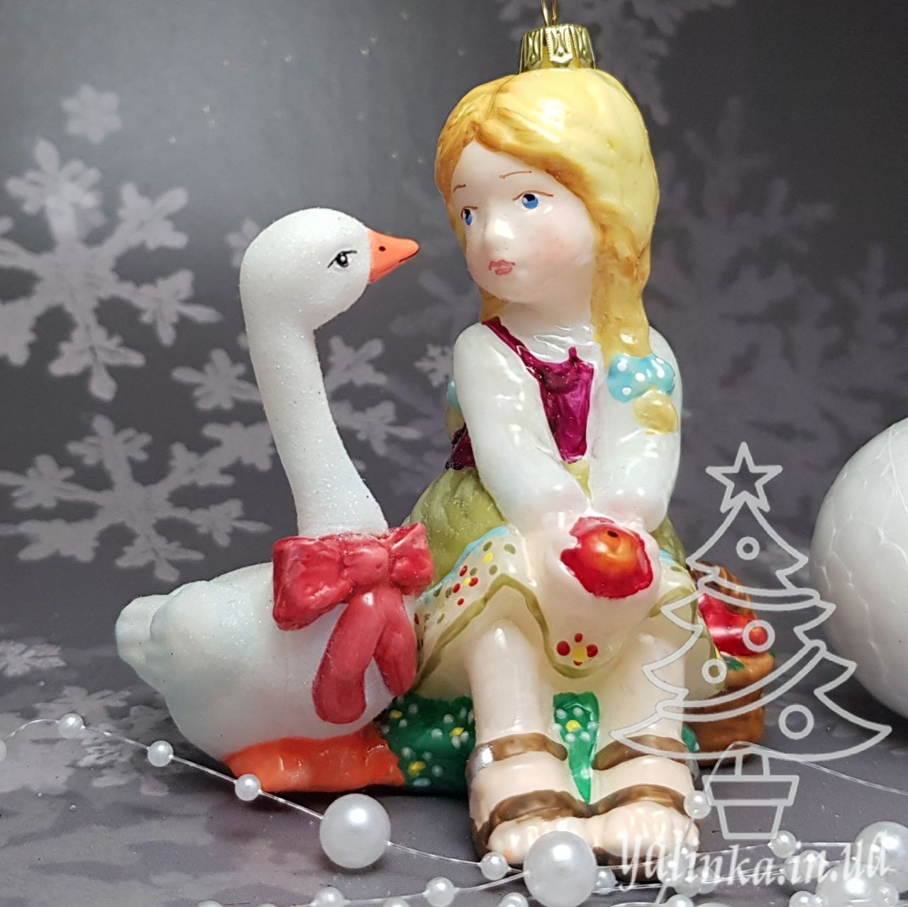 Скляна ялинкова іграшка дівчинка дівчинка з гусем Komozja Family