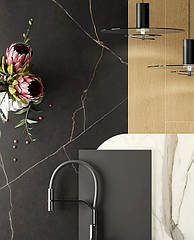 Идея дизайна плитки для кухни. Керамогранит Atlas Concorde Marvel Calacatta Prestigio 120x120 Matt 9мм A4Q5 на пол, Atlas Concorde Marvel Black Atlantis 60x120 Matt 9мм (A21A) на рабочую зону. Керамогранит под дерево Atlas Concorde Exence Almond.