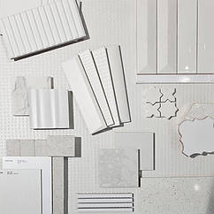 Белая плитка отличается совместимостью с различными стилями интерьера. Она легко интегрируется в современную, минималистскую, классическую или винтажную ванную комнату. Белая плитка для ванной комнаты делает ванную комнату уютной и расслабляющей.